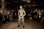 Neo Chippendale face à un public dans une discothèque à Rennes