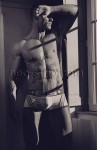 neo stripteaseur montre ses abdominaux devant une fenêtre à Laval