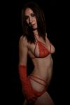 stripteaseuse en lingerie rouge pose à domicile sur Nantes 44