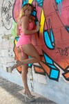 stripteaseuse pose sexy contre un mur en graffiti sur Evreux 27