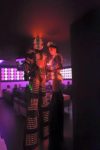robot led échassier pose avec une danseuse lumineuse