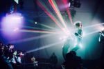 gogo danseuse lumineuse dans une discothèque en Bretagne