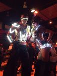 photo d'une animation sur échasse en costume led sur Nantes