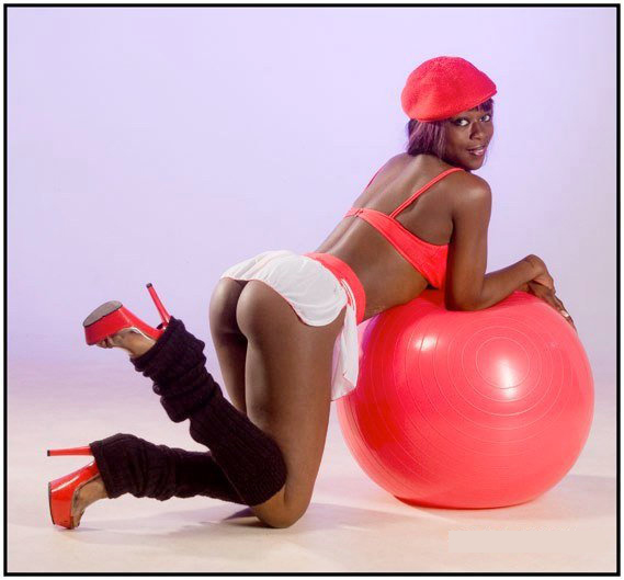 stripteaseuse ebony girl pose hot à Angoulême