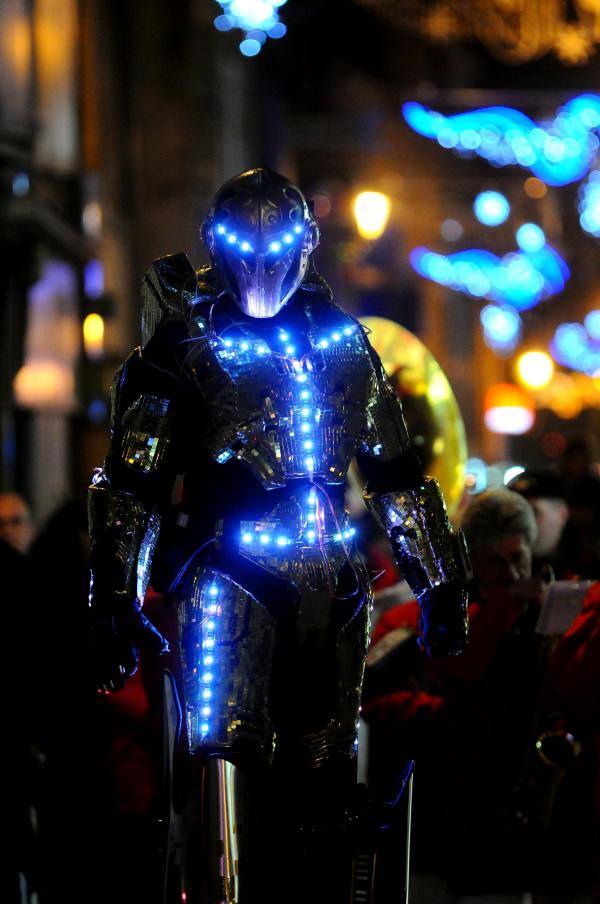 robot led échassier déambule dans une rue en Vendée