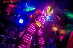 Robot led sur échasse danse dans un bar à Orléans 45