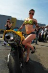 femme en mini short jeans pose avec une honda cbr jaune à Bourges 18