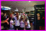 neo chippendale pose avec serveuse dans un bar V and B en Loire-Atlantique