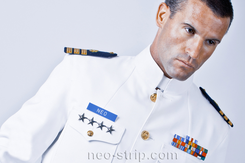 Neo stripteaseur Rennes en officier marin